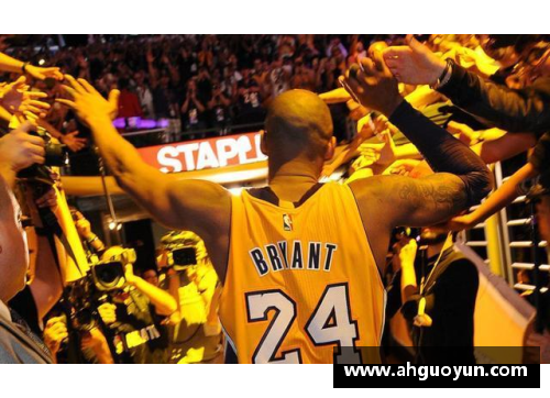 彩信平台官网科比代表湖人队入选NBA名人堂，球迷热泪盈眶致敬传奇巨星